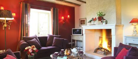 Elegant and cosy sitting room with open fire of Chez Colette et Mimi