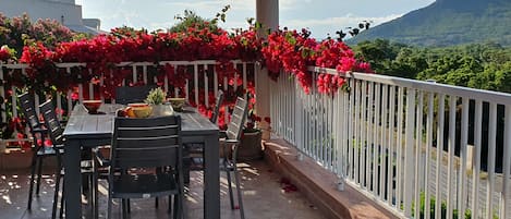 Grande terrasse avec vue sur montagne et l'Ile d'Elbe sur le côté
