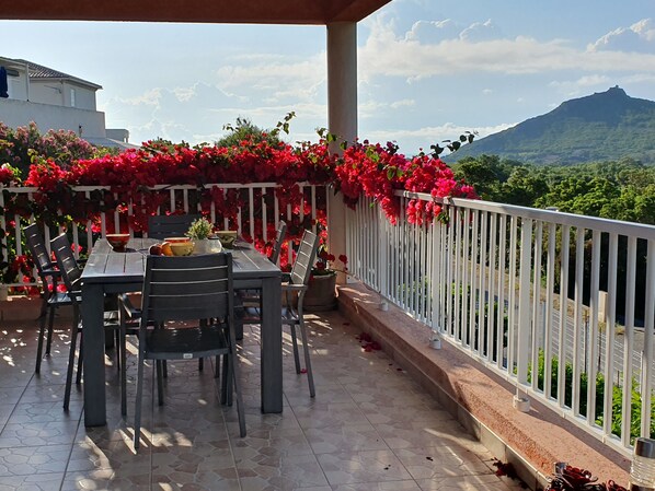 Grande terrasse avec vue sur montagne et l'Ile d'Elbe sur le côté
