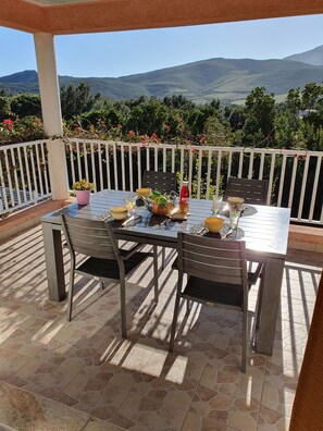 Belle terrasse  plein sud avec vue sur collines environnantes. Un havre de paix!