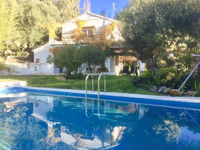 Villa con piscina privada en medio de colinas y olivares