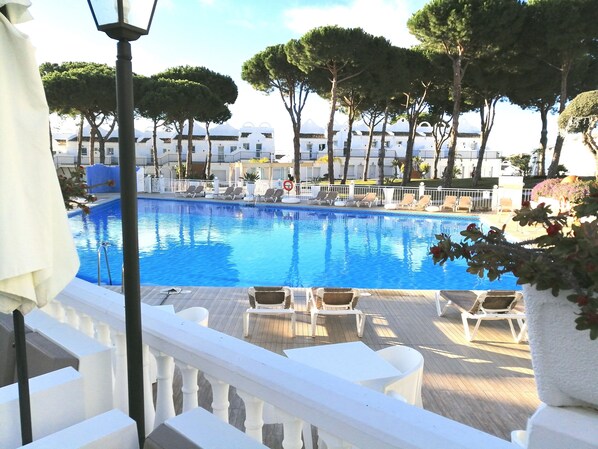 Main pool and cafe 
