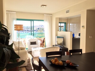 Lujoso apartamento soleado cerca del mar con terraza privada de 80m2, Netflix, Wifi 