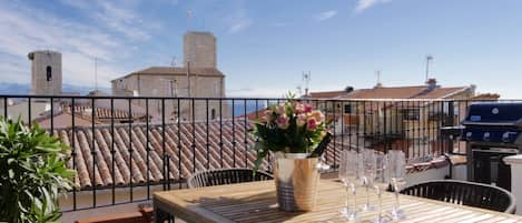 Champagne on the terrasse overlooking the Picasso museum with Weber bbq