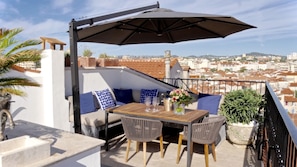 Terrasse to relax, sunbath or even have breakfast, lunch or dinner