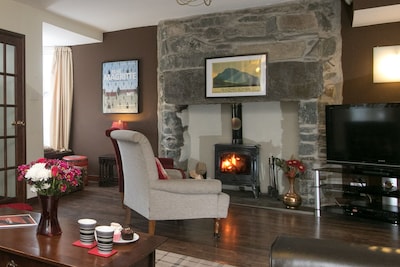 Awelon sleeps 10, Hot Tub, Log Burner, private courtyard, Porthmadog, Snowdonia