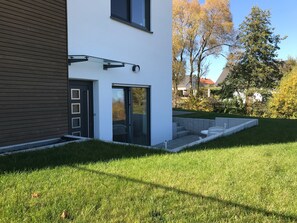 Garten und Terasse der Ferienwohnung