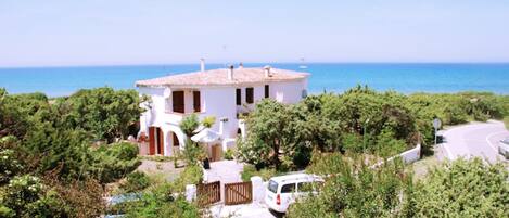 Villa Eden Beach per 8 persone, con 2 bagni, 2 cucine, giardino, sulla spiaggia 