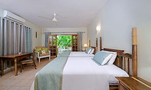 Lower Reef House - Second bedroom with two double beds