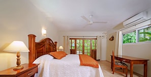 Lower Reef House - Master bedroom with king bed
