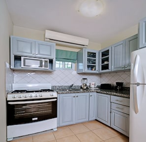 Lower Reef House - Kitchen