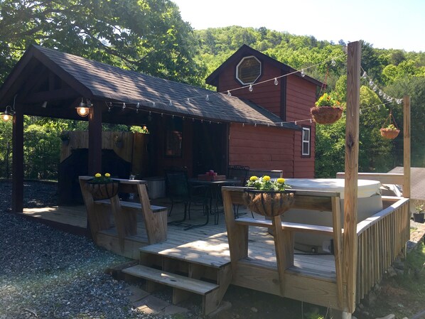 Tiny house with porch, grill and hot Tub 