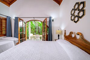 Lower Jungle House - Bedroom 1 with garden view 