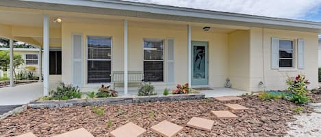 Coquina cottage near Casey key, with carport parking 