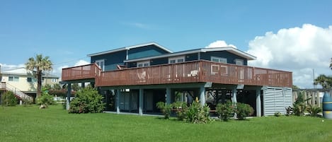 CAPTAINS QUARTERS
large deck,spacious yard
