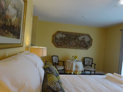 Fabulous Guesthouse B & B Located In The Heart Of Vineyard Country!