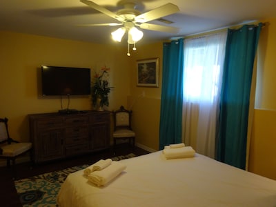 Fabulous Guesthouse B & B Located In The Heart Of Vineyard Country!