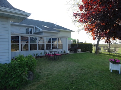 Fabulous Guesthouse B & B Located In The Heart Of Vineyard Country!