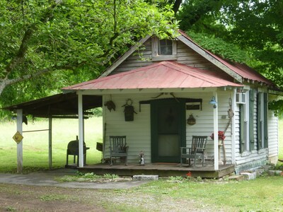 Cozy Cottage at Lavender Farm near Jack Daniel's Distillery, with breakfast