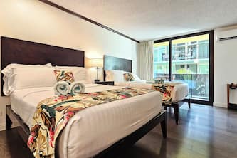 Well Updated, Sleeps 4, One Block to Beach