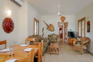 Ocean House - Living/dining area