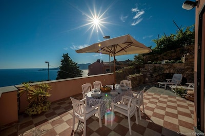 NEW! A TERRACE with sea view, facing PORTOFINO, 30 minutes from the CINQUE TERRE 