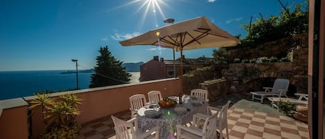 La TERRAZZA attrezzata - zona pranzo