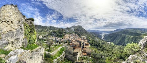 Gilette village, la vallée de l'Esteron et du var, vu depuis les ruines