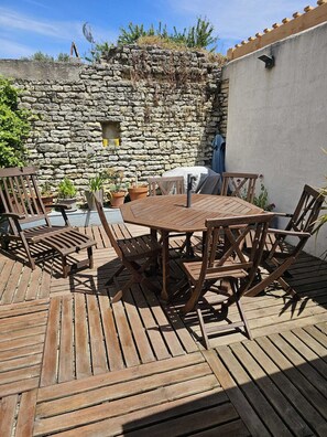 cour extérieure de 25 m2: salon de jardin, parasol, barbecue
