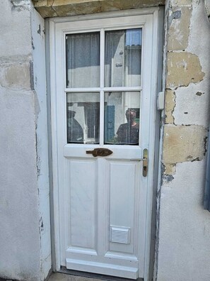 Détail de la porte d'entrée, pierres apparentes