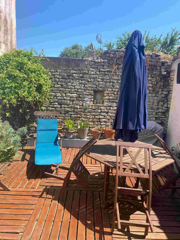 cour extérieure de 25 m2: salon de jardin, parasol, transat, barbecue
