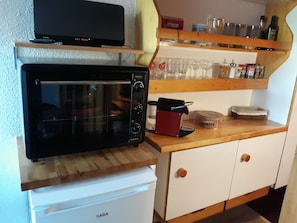 Cuisine équipée : Réfrigérateur et congélateur, four à chaleur tournante