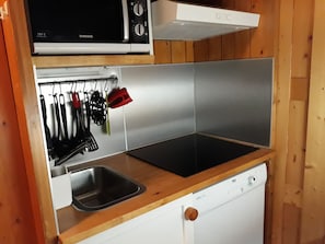Cuisine : lave-vaisselle, plaque vitrocéramique 3 feux, hotte, micro-ondes