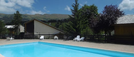 Piscine privée à la résidence