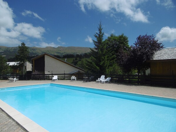 Piscine privée à la résidence