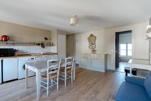 Appartement clos Vorin à 5mn du port. Parking privé sécurisé. 2ème étage.