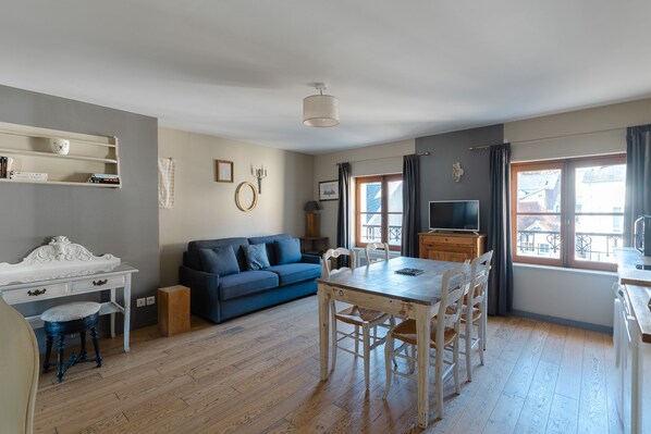 Appartement clos Vorin à 5mn du port. Parking privé sécurisé. 2ème étage.