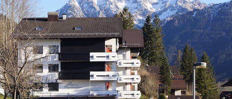 Allgäuer Appartement in Spring with snow-covered peaks