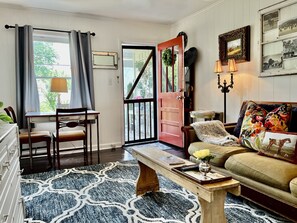 Cozy Living Room with Cable TV and high speed WiFi 