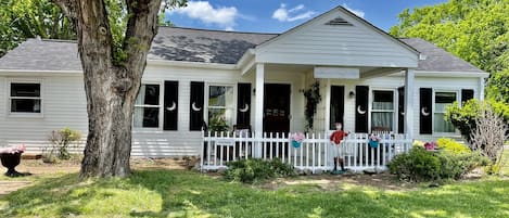 1942 Historic Cottage in Downtown Franklin 