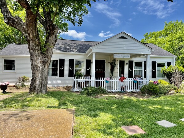 1942 Historic Cottage in Downtown Franklin 