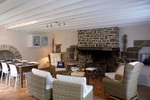 Grande pièce à vivre au rez-de-chaussée