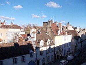 Vue sur les toits de Dijon par la fenêtre de toit de la cuisine