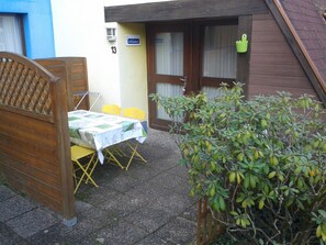 Terrasse de plain pied devant le pavillon Muscat à Kaysersberg