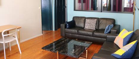 Bright & large living room. 2 sofas, dining table for 6, big cable TV, fast WiFi