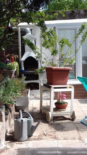 Le barbecue et la cuisine d'été pour préparer les salades.