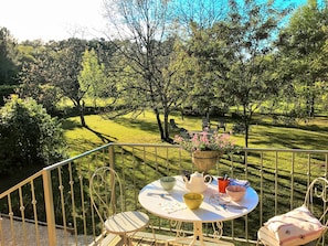 Petit déjeuner sur le balcon qui domine le jardin