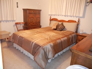 Bedroom #1. Queen bed. Ceiling fan.