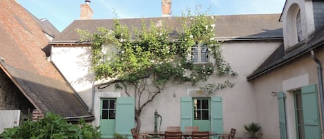 La terrasse avec salon de jardin, barbeucue, parasol pour passer de bons moments