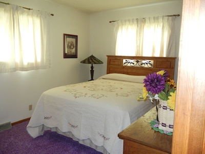 Five Bedroom Fully Furnished Guesthouse in NE Iowa Sleeps 10